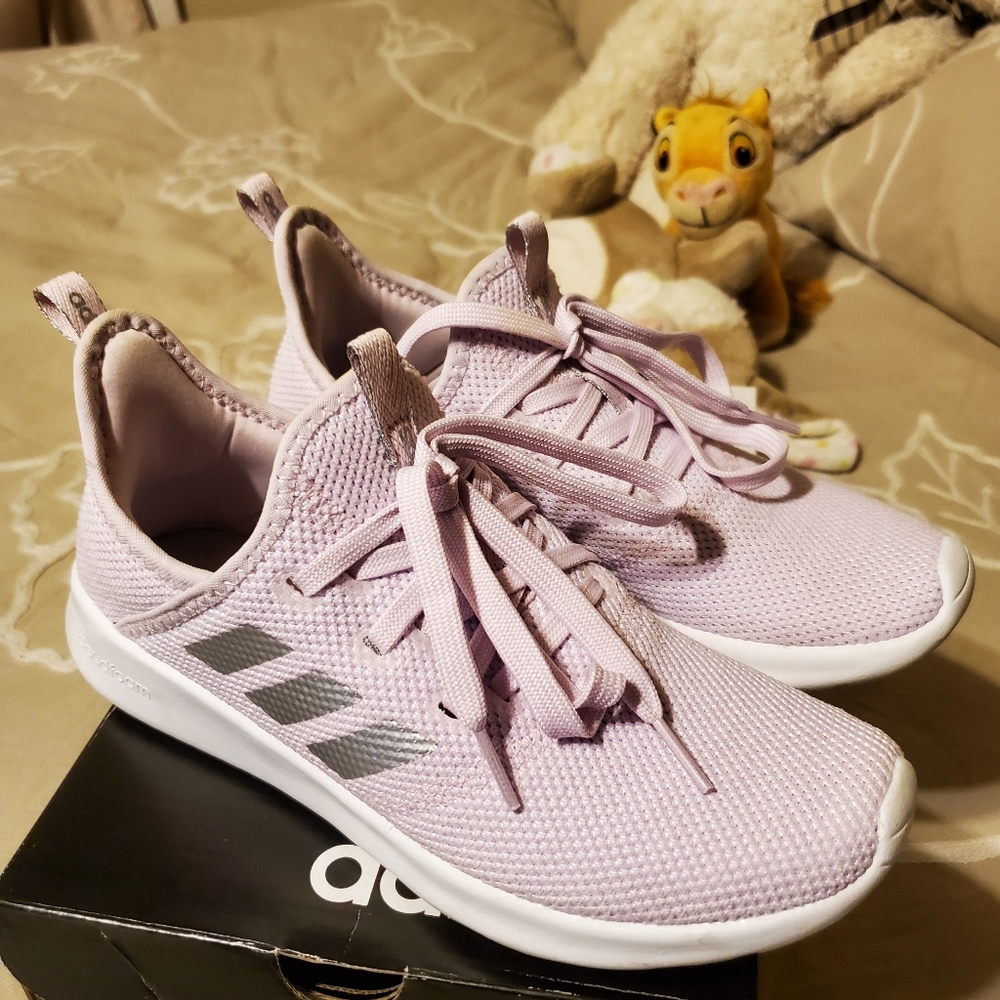 Tennis shoes